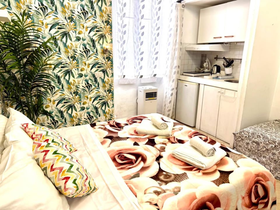 Bed, Kitchen or kitchenette, Bedroom