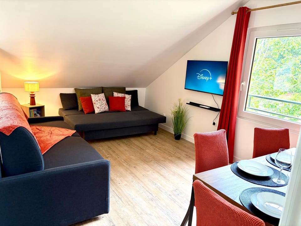 Communal lounge/ TV room, TV and multimedia, Living room, Dining area