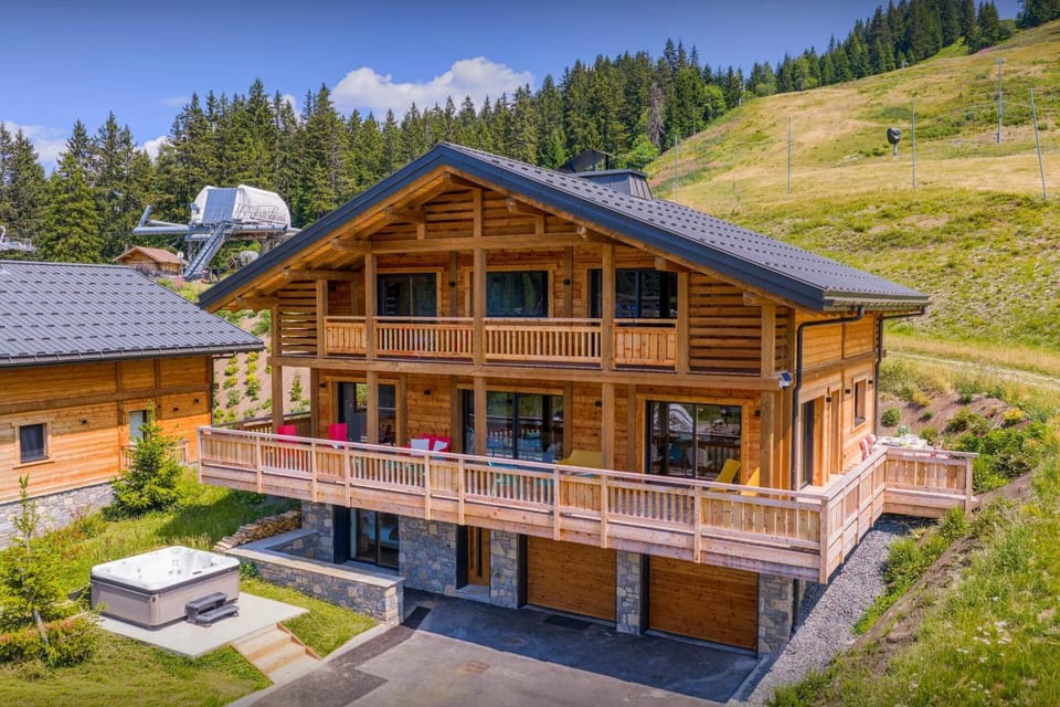 Property building, Day, Natural landscape, Summer, Hot Tub, View (from property/room), Mountain view