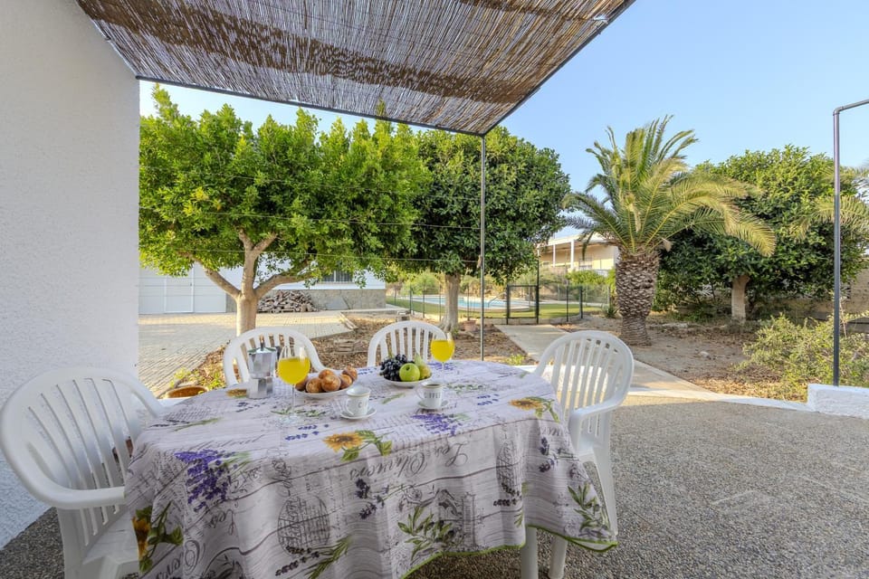 Patio, Day, Garden, Garden, Dining area, Garden view