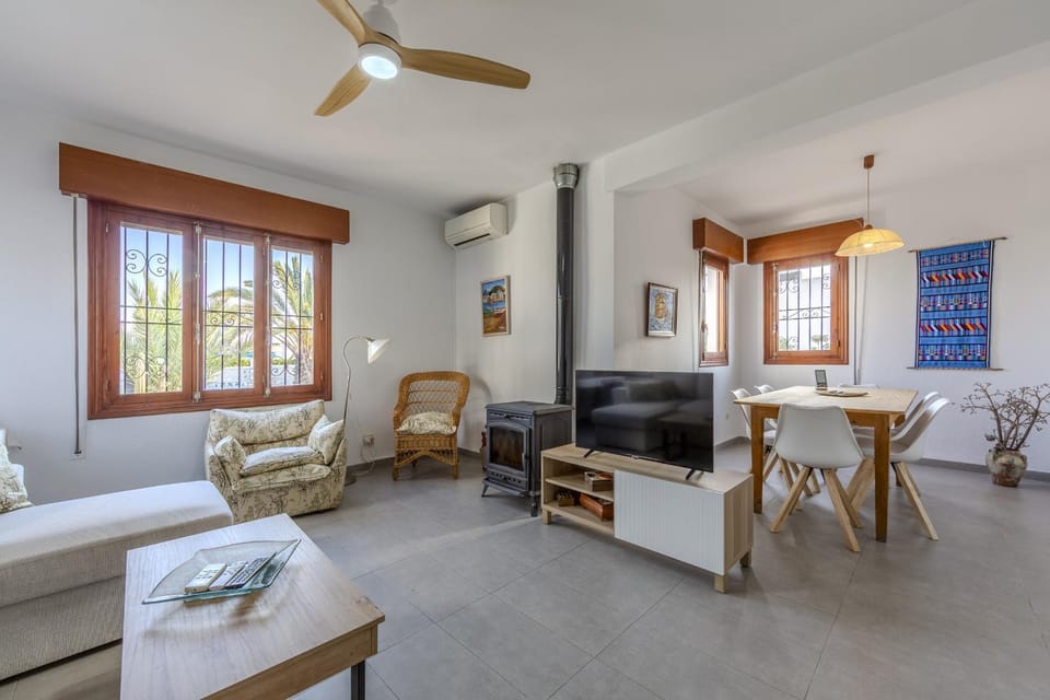 TV and multimedia, Living room, Dining area, fireplace, air conditioner