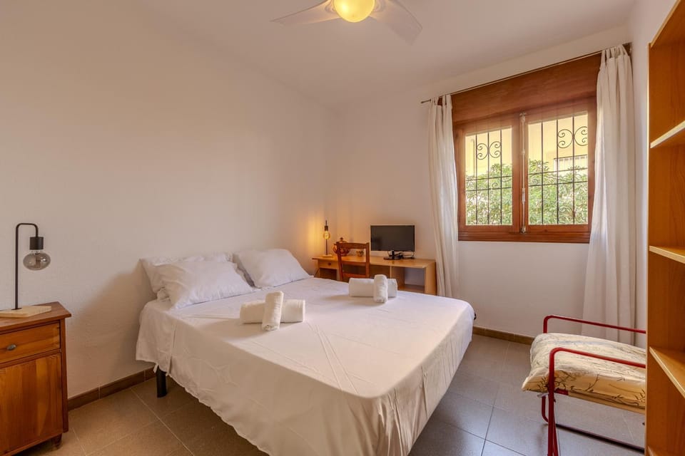 Bed, Photo of the whole room, Bedroom