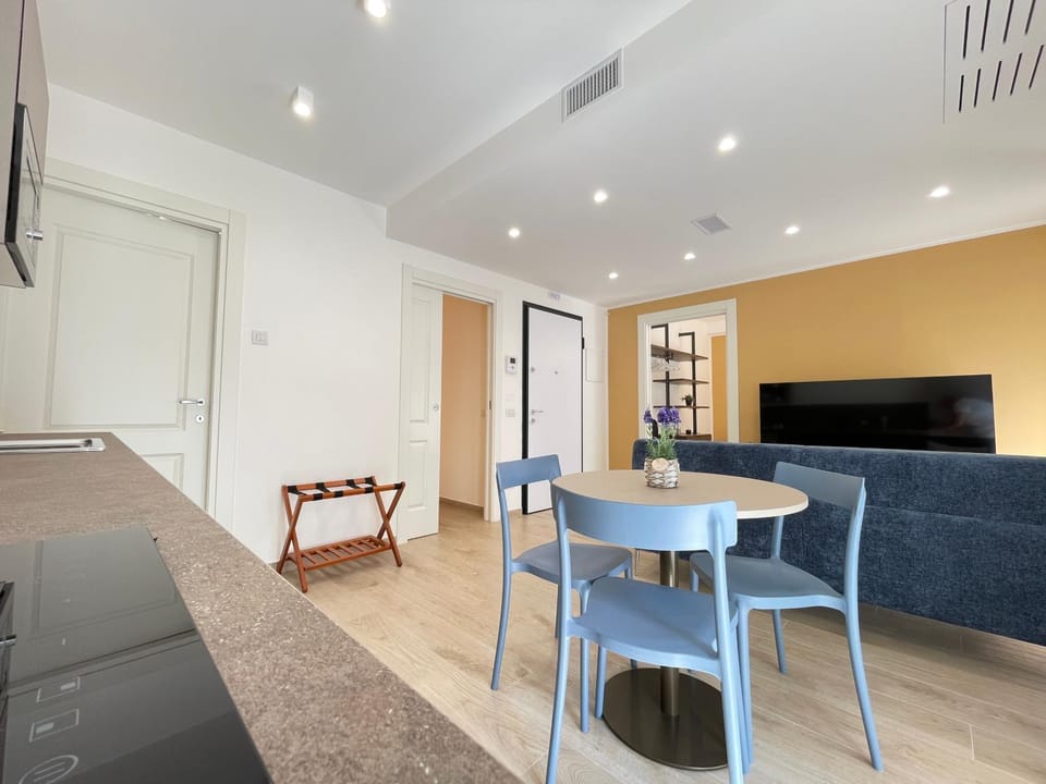 TV and multimedia, Kitchen or kitchenette, Living room, Seating area, Dining area
