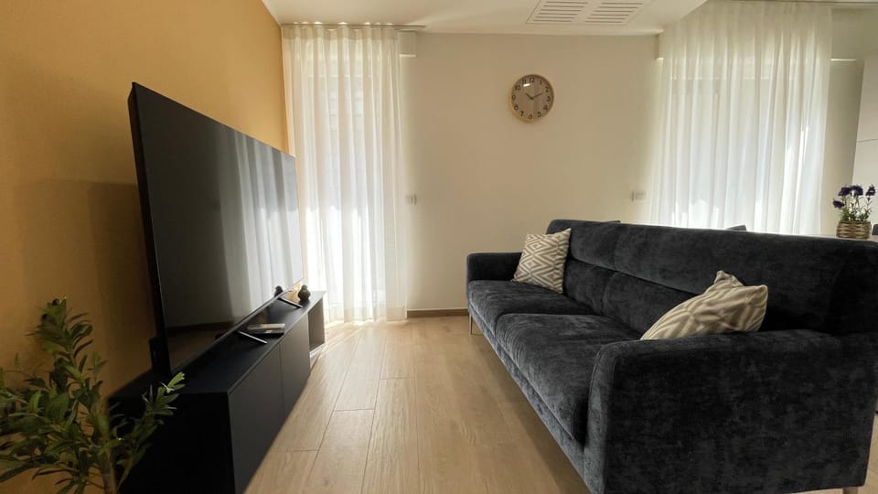 TV and multimedia, Living room, Seating area, Evening entertainment