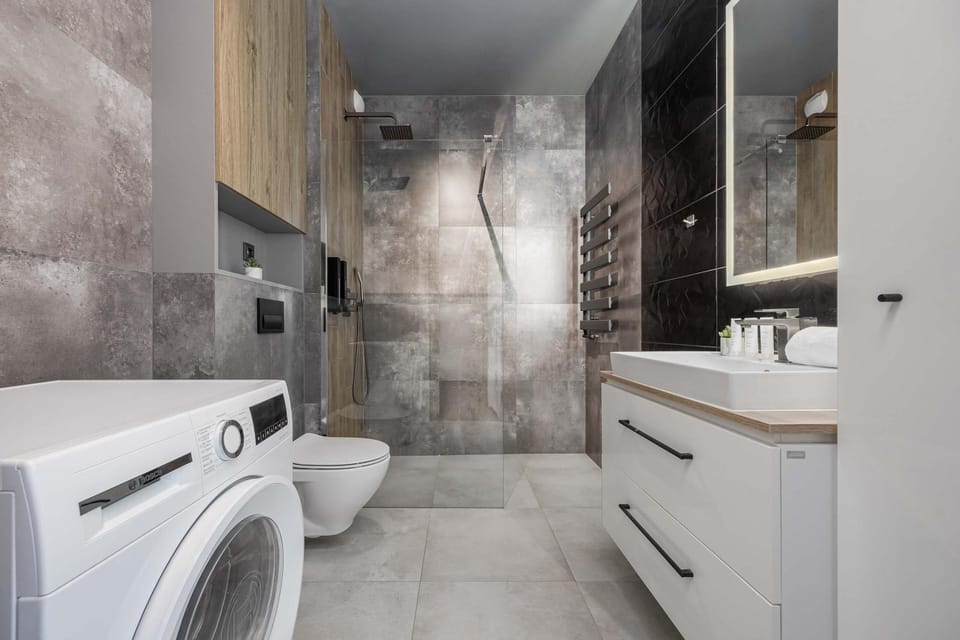 Shower, Toilet, Bathroom, towels, washing machine