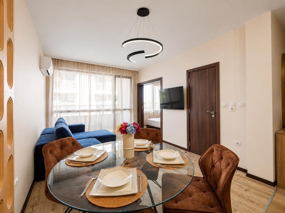 Communal lounge/ TV room, TV and multimedia, Living room, Seating area, Dining area, Evening entertainment