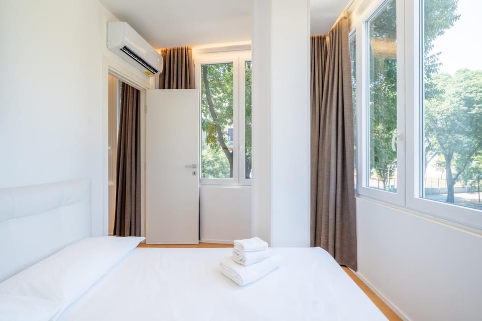 Bed, Photo of the whole room, Bedroom, towels, air conditioner