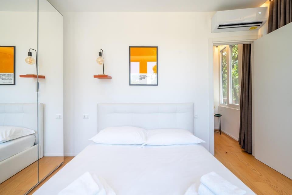 Bed, Photo of the whole room, Bedroom, wardrobe, air conditioner