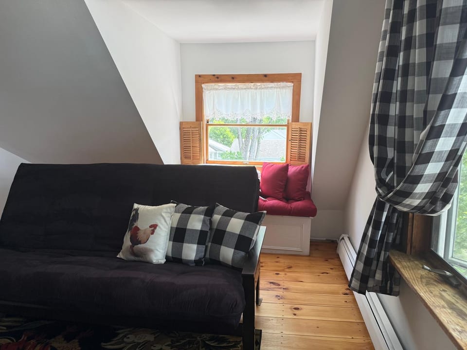 Downtown Apartment - walk to Beaches & Eateries Apartment in Kennebunkport