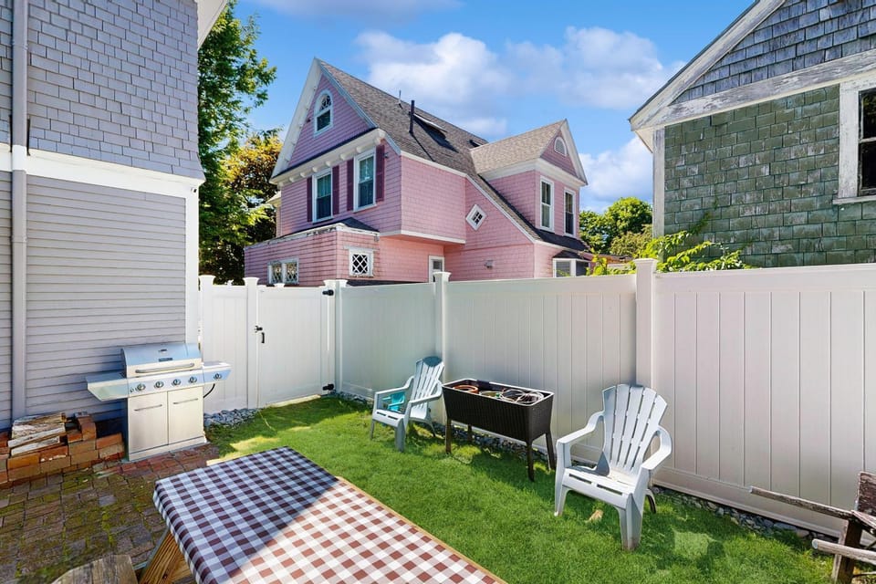Downtown Apartment - walk to Beaches & Eateries Apartment in Kennebunkport