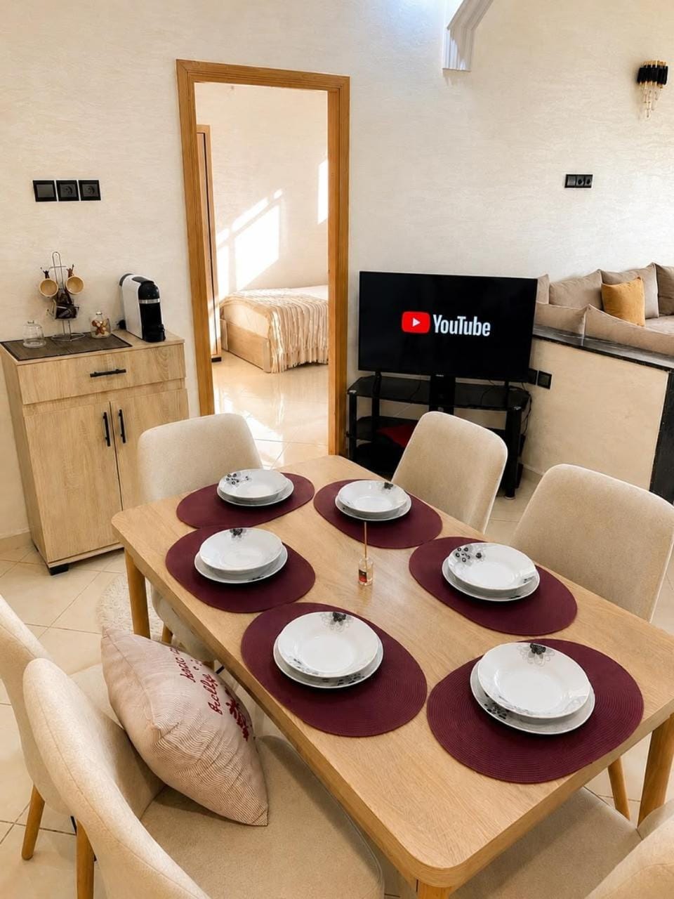 TV and multimedia, Seating area, Dining area