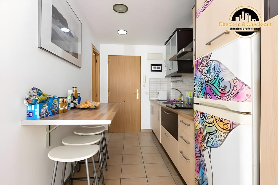 Kitchen or kitchenette, Living room