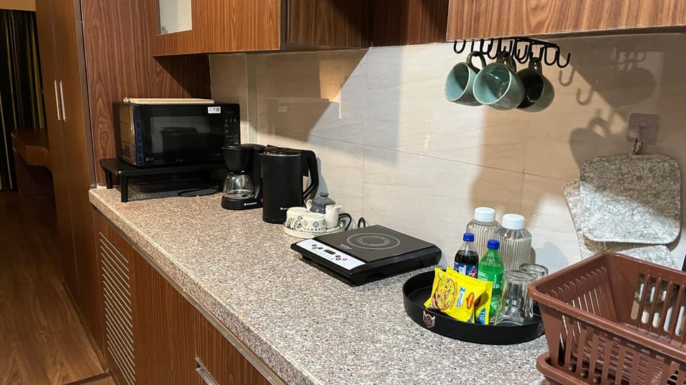 Coffee/tea facilities, Kitchen or kitchenette, stove