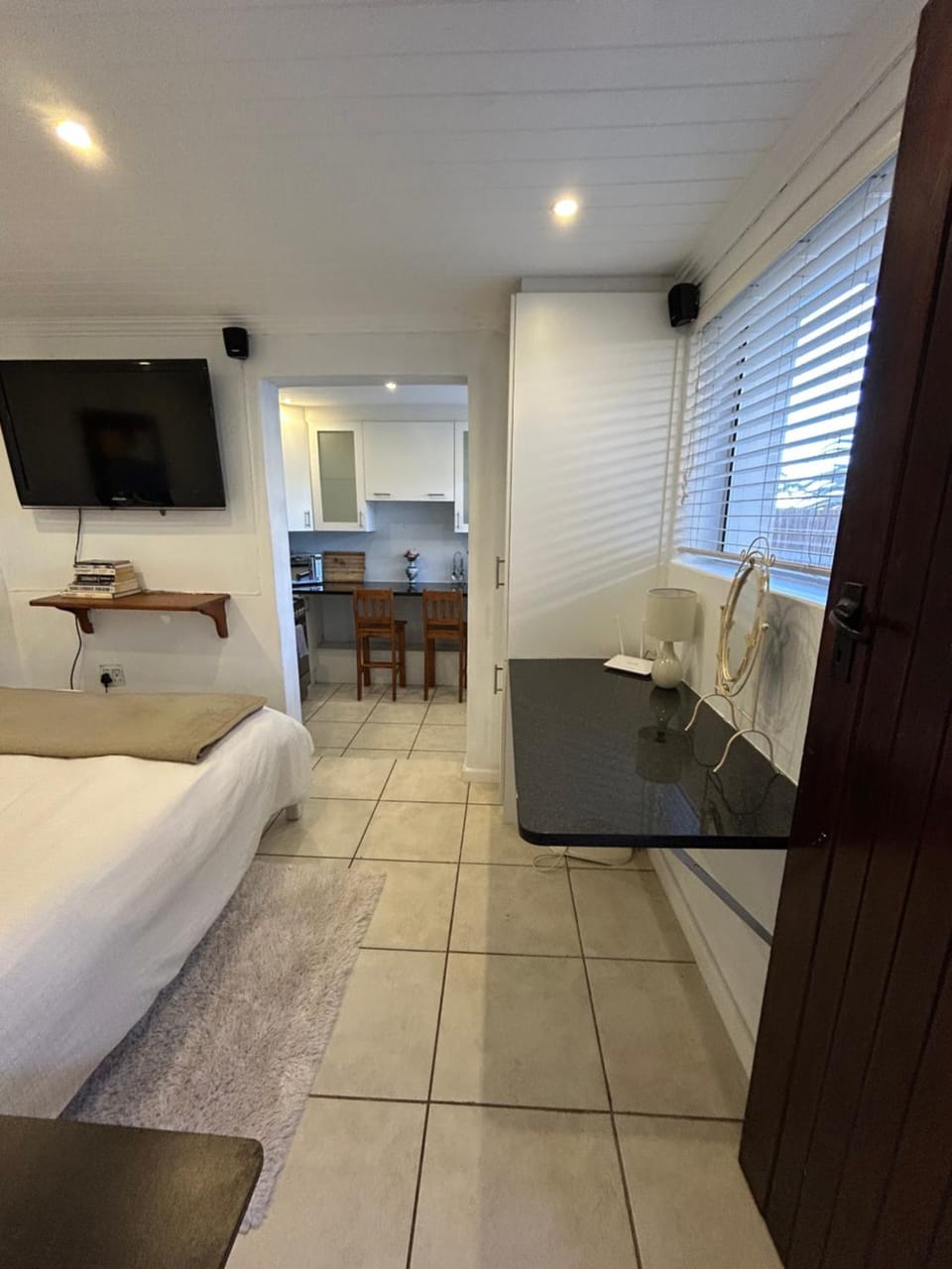 Bed, TV and multimedia, Bedroom