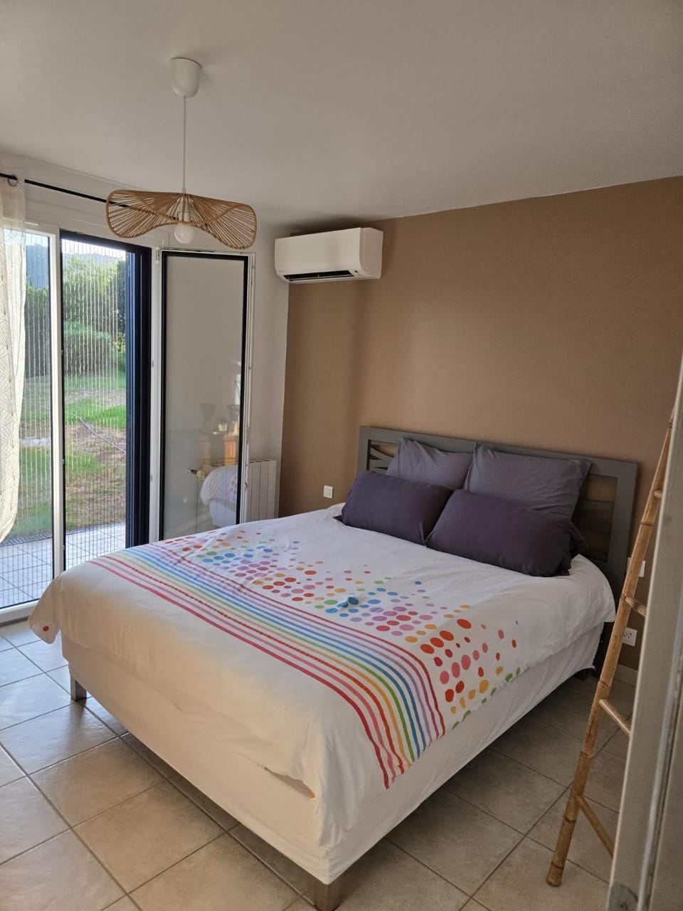 Photo of the whole room, Bedroom