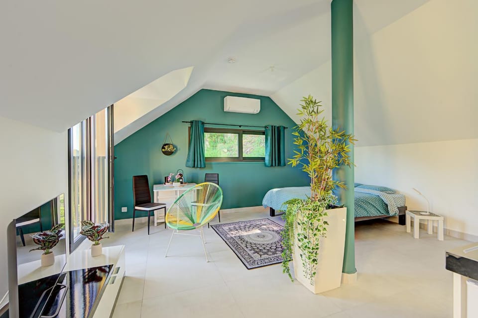 Bed, TV and multimedia, Living room, Photo of the whole room, Seating area, Dining area, Bedroom