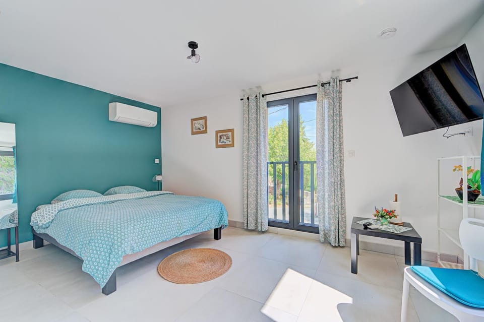 Bed, TV and multimedia, Photo of the whole room, Bedroom, towels, air conditioner