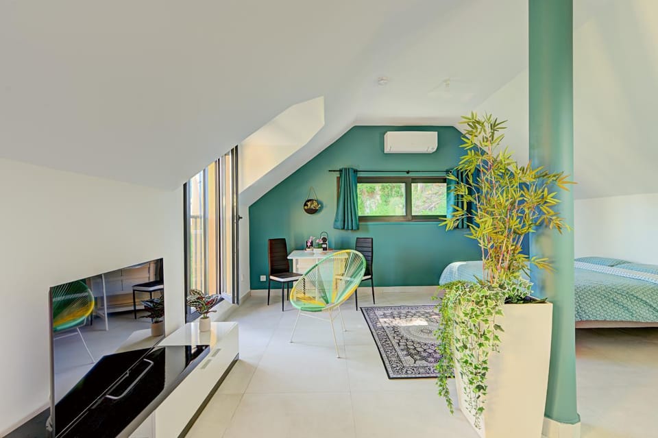 Bed, TV and multimedia, Kitchen or kitchenette, Living room, Photo of the whole room, Seating area, Dining area, Bedroom, air conditioner