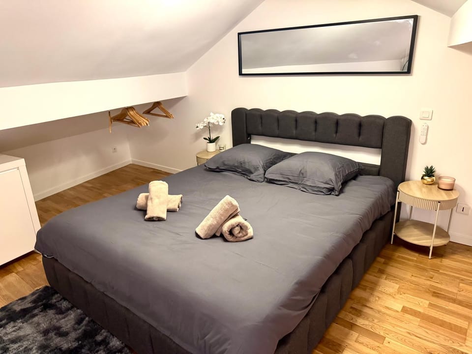 Bed, Photo of the whole room, Bedroom, towels