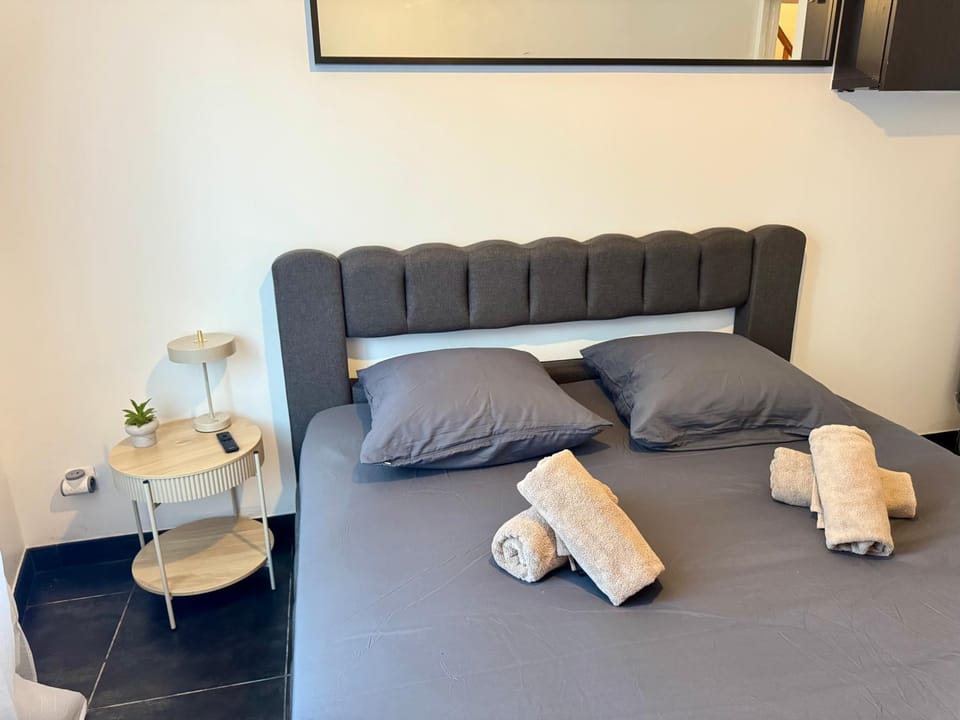 Bed, Photo of the whole room, Bedroom, towels