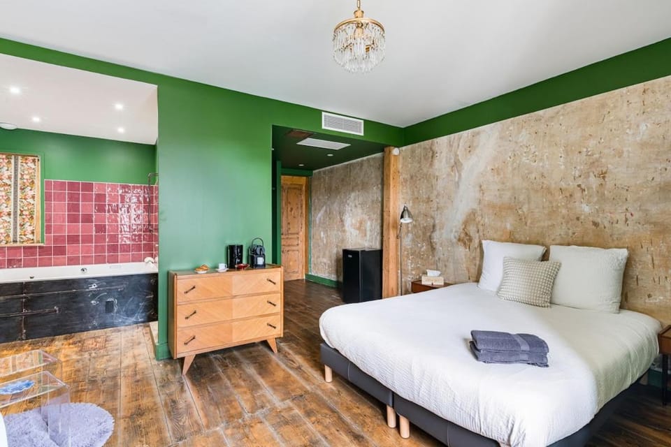 Suite atypique lit 160 & balnéo duo Apartment in Auvergne-Rhône-Alpes