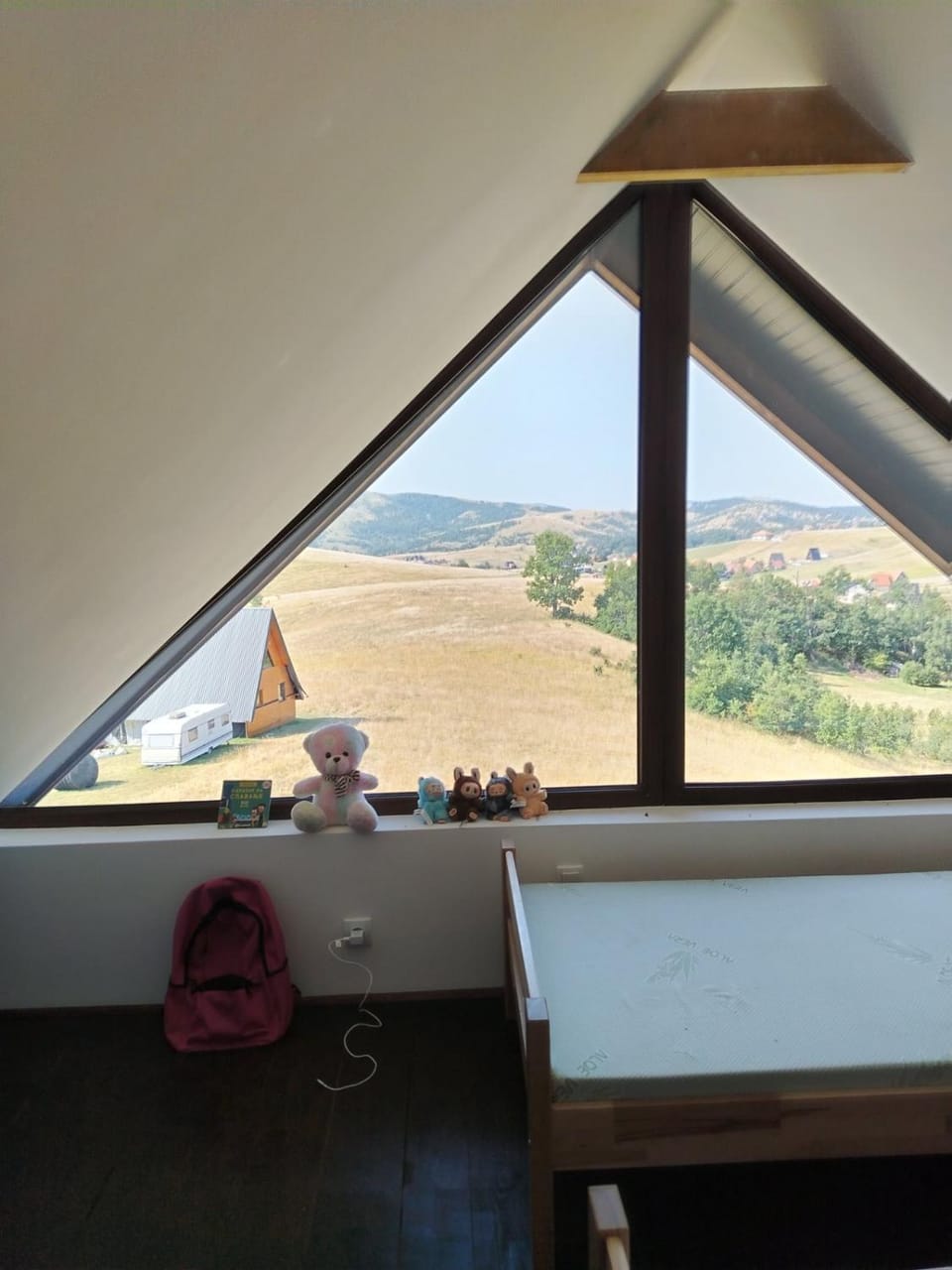 Bedroom, Mountain view