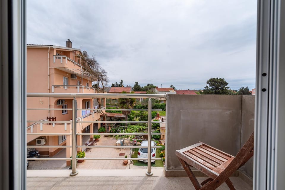 CC Rooms Thonhy Near Beach Apartment in Novalja