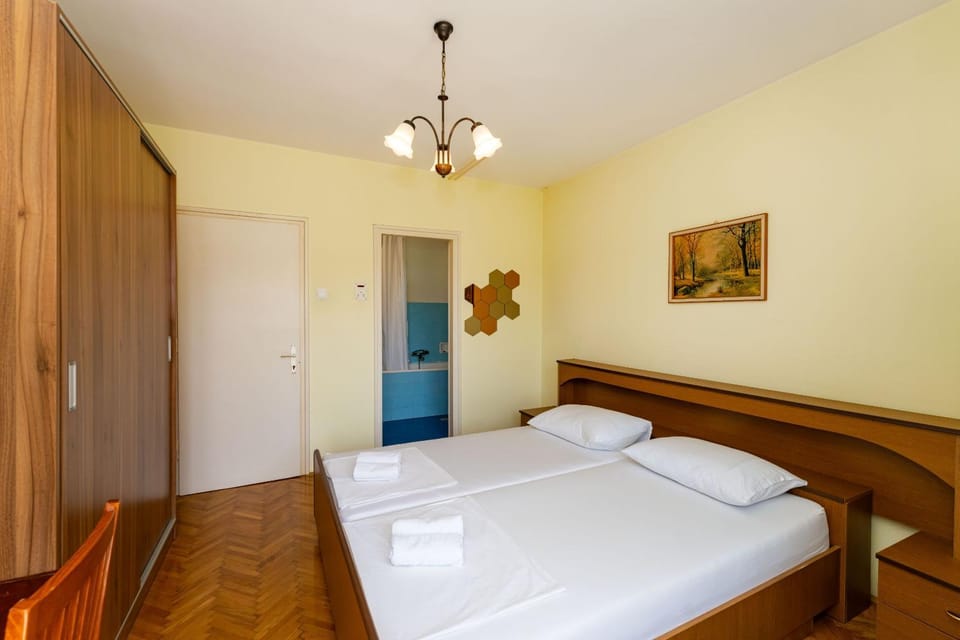 CC Rooms Thonhy Near Beach Apartment in Novalja