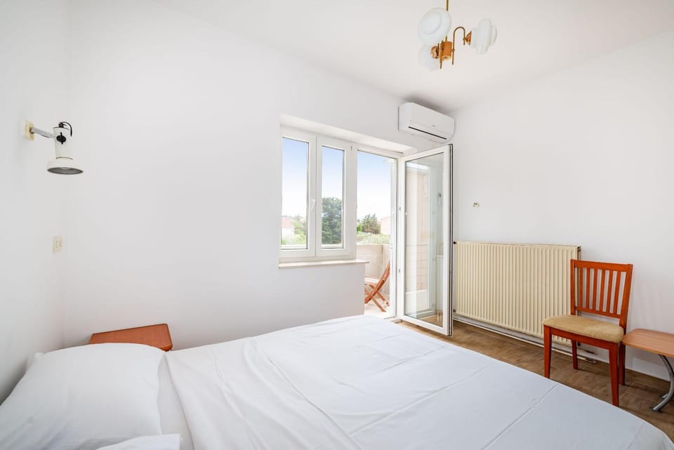 CC Rooms Thonhy Near Beach Apartment in Novalja