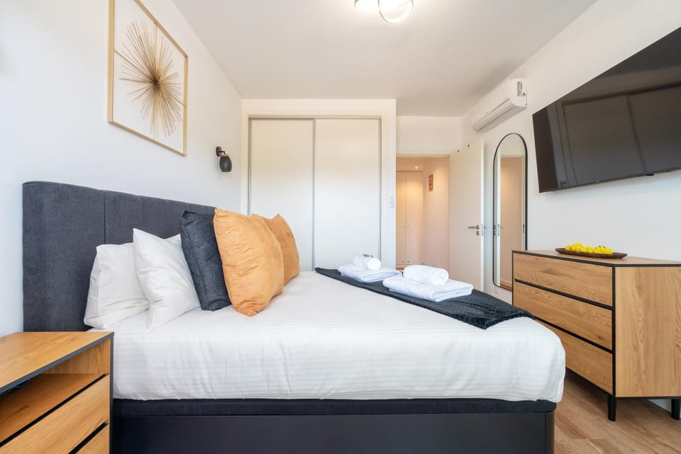 Bed, TV and multimedia, Photo of the whole room, Bedroom, towels, wardrobe, air conditioner
