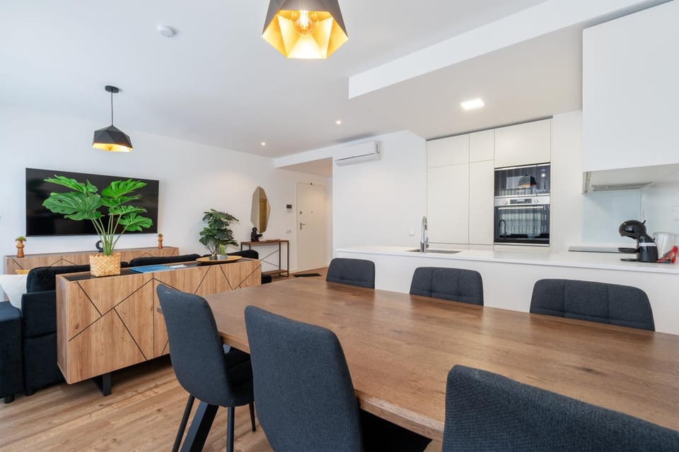 TV and multimedia, Kitchen or kitchenette, Living room, Seating area, Dining area