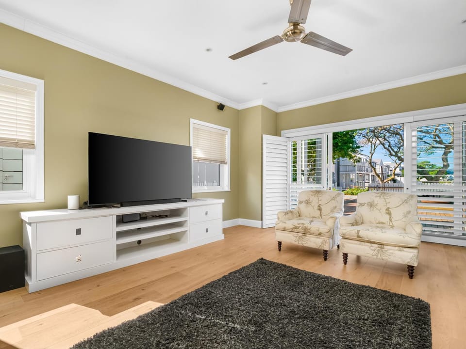 TV and multimedia, Living room, Seating area, Evening entertainment, fireplace