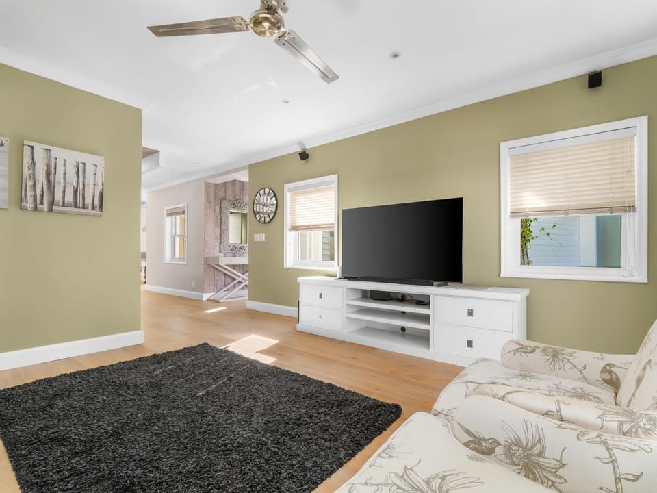 TV and multimedia, Photo of the whole room, Evening entertainment, fireplace