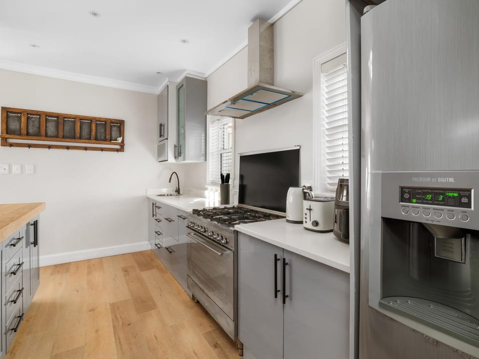 Coffee/tea facilities, Kitchen or kitchenette, dishwasher, stove, toaster