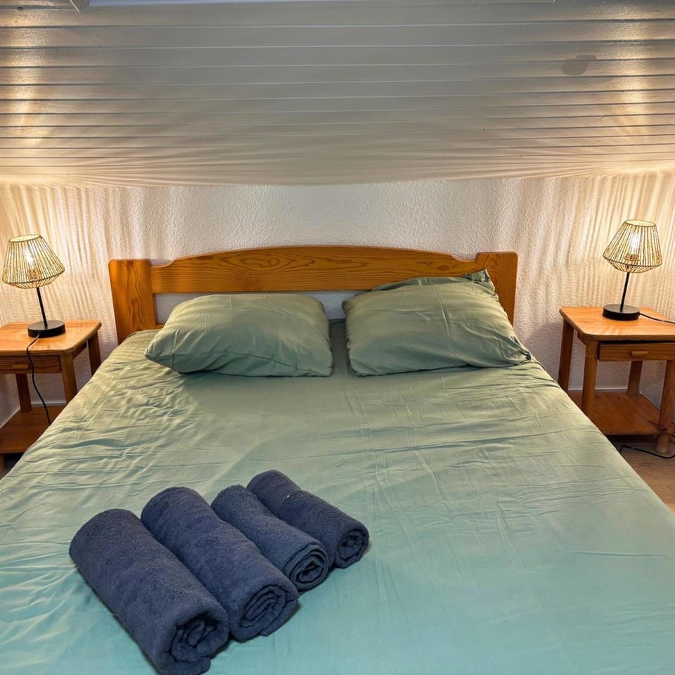 Bedroom, towels