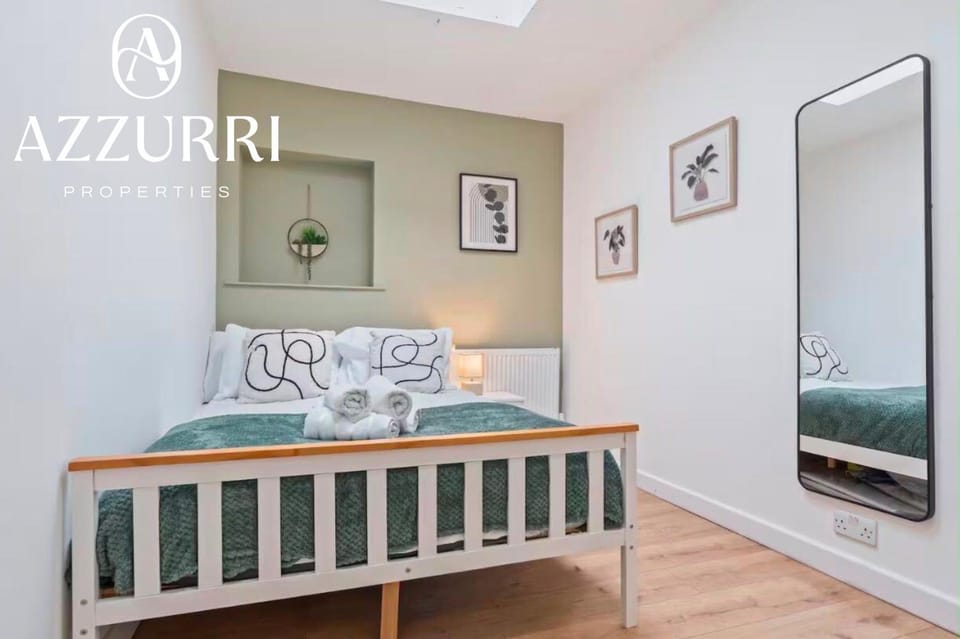 Bed, Photo of the whole room, Bedroom, Text overlay, towels
