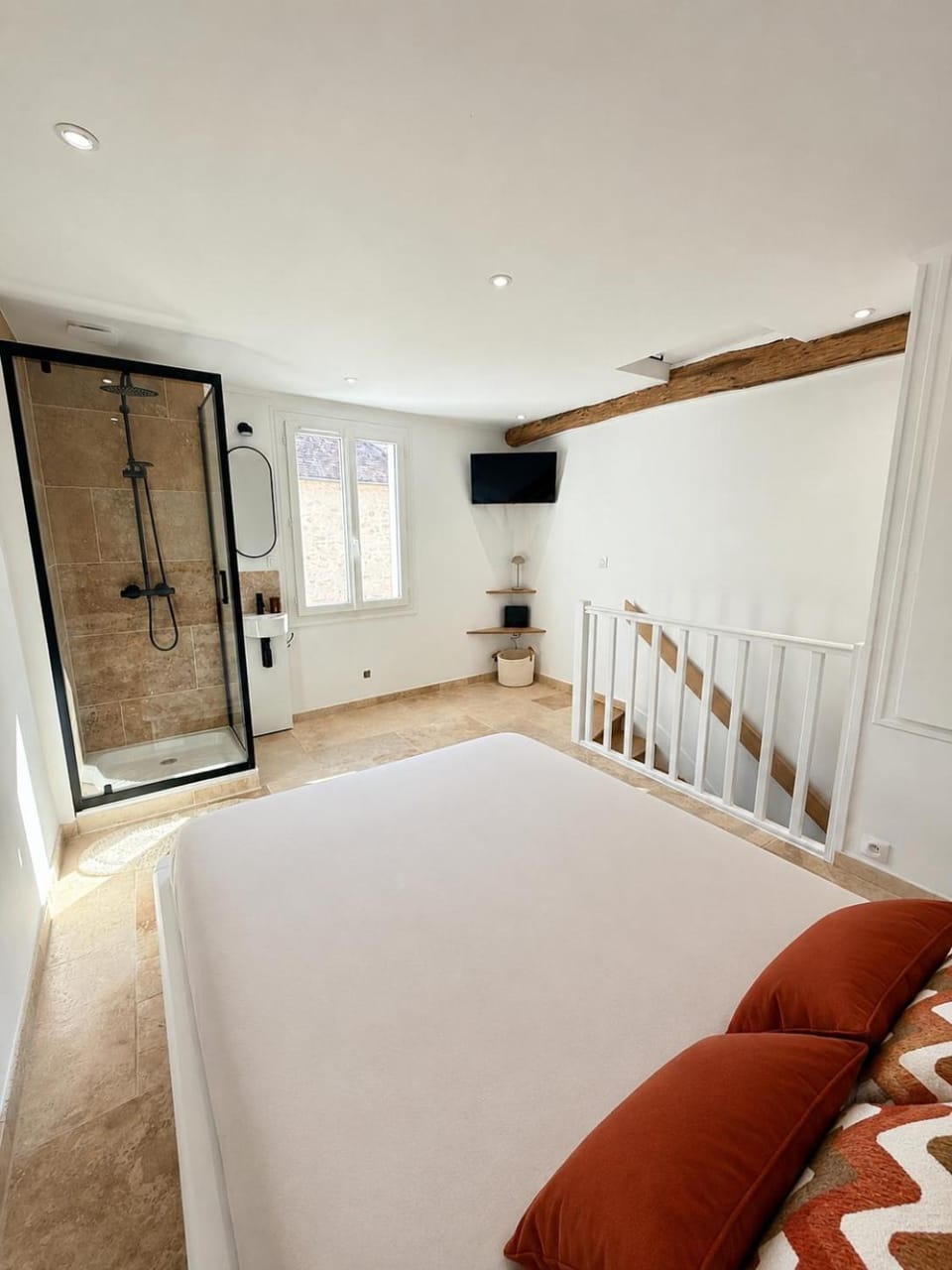 Bed, TV and multimedia, Photo of the whole room, Bedroom