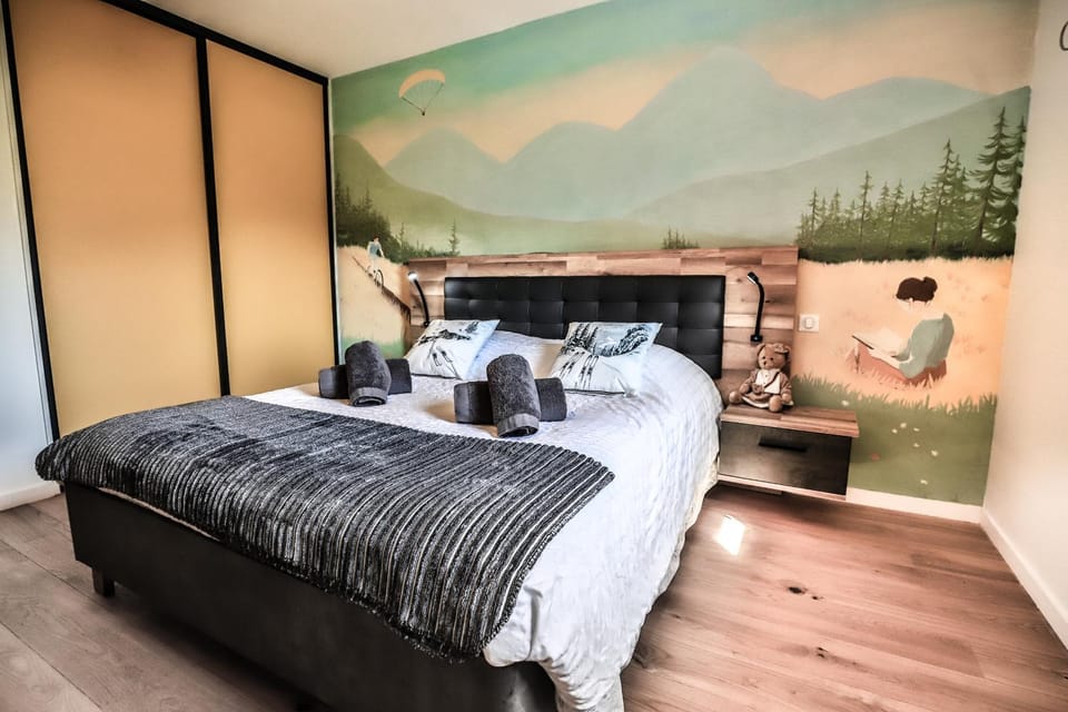 Photo of the whole room, Bedroom