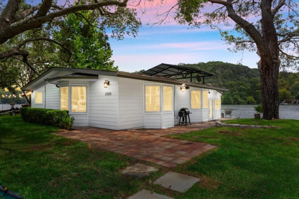 Lake Austin Bungalow - Private Dock House in Lake Austin