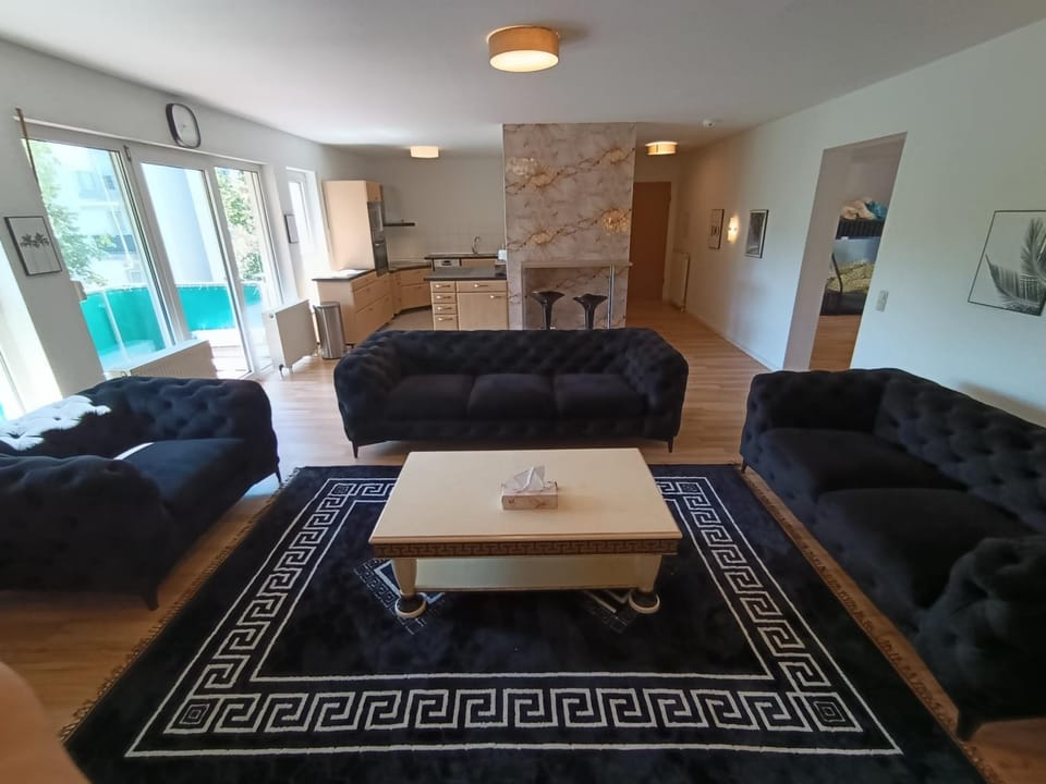Communal lounge/ TV room, TV and multimedia, Living room, Seating area, Dining area