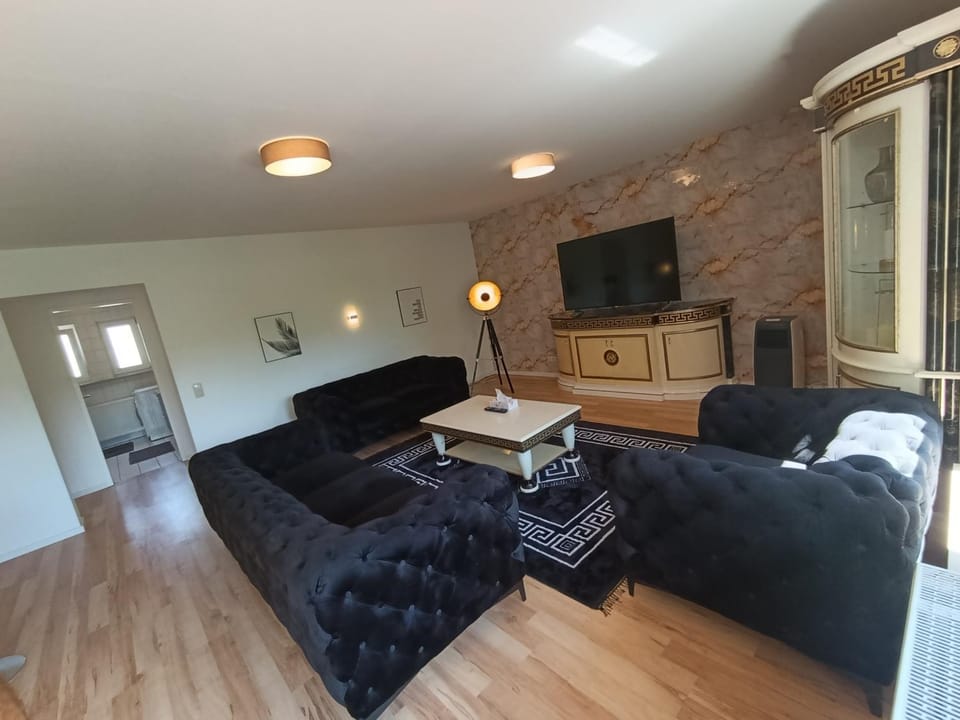 Communal lounge/ TV room, Communal lounge/ TV room, TV and multimedia, Living room, Seating area, Evening entertainment