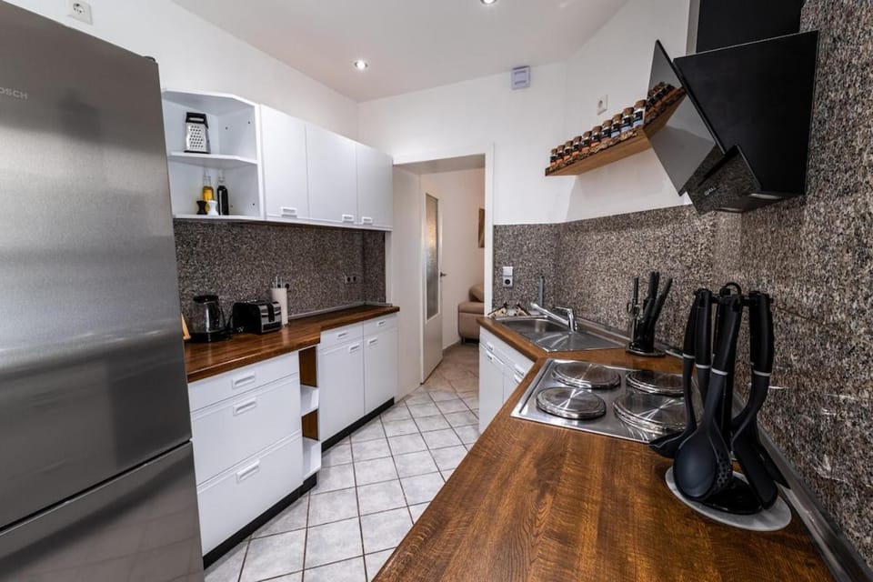 Coffee/tea facilities, oven, stove, toaster