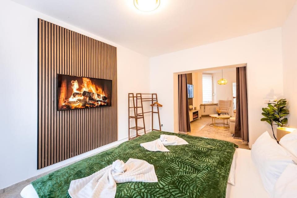 Bed, TV and multimedia, Bedroom, towels