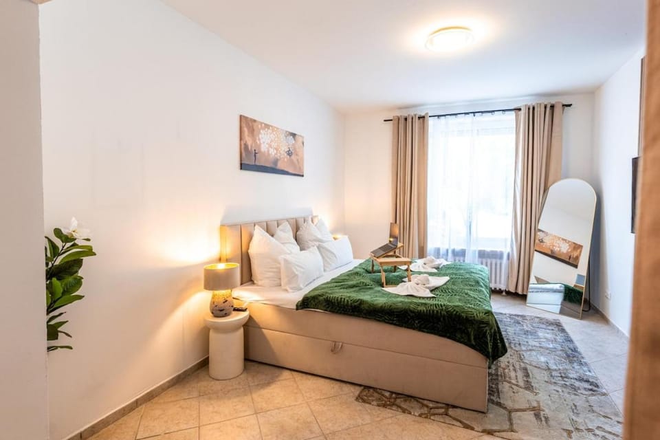 Bed, Bedroom, towels
