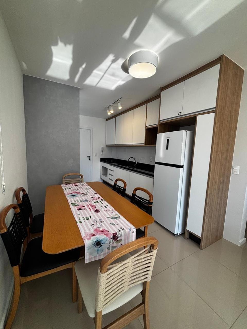 Bosque das Laranjeiras Apto a 5 minutos da Praia de Palmas com 3 Dorm Apartment in Florianopolis