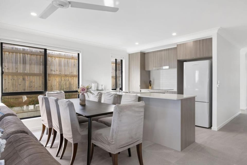 Modern 4BR Home near Park Ridge with Patio House in Brisbane