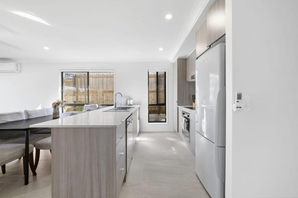Modern 4BR Home near Park Ridge with Patio House in Brisbane