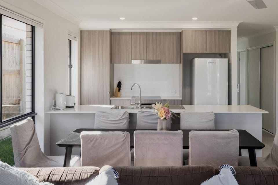 Modern 4BR Home near Park Ridge with Patio House in Brisbane