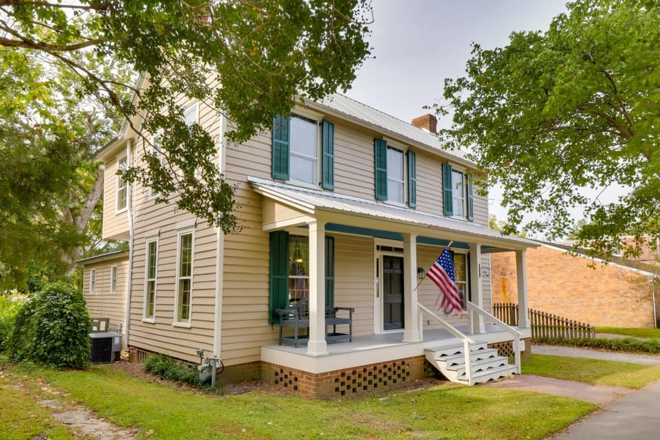 Walk to Downtown: Family Gem in Historic Edenton House in Edenton