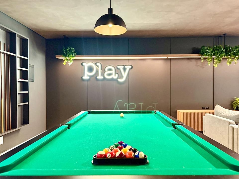 Billiard, Game Room